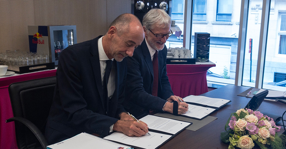 EIROforum Directors meet the European Commission in Brussels. Director-General for Research and Innovation Jean-Eric Paquet (left) and current EIROforum Chair and EMBL Director-General, Iain Mattaj (right), sign plans for future cooperation