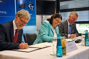 Signature of the Statement of Intent in June 2010. From left to right: Iain Mattaj, former EMBL Director General, Máire Geoghegan-Quinn, European Commissioner for Research, Innovation and Science (2010-2014) and Tim de Zeeuw, former ESO Director General