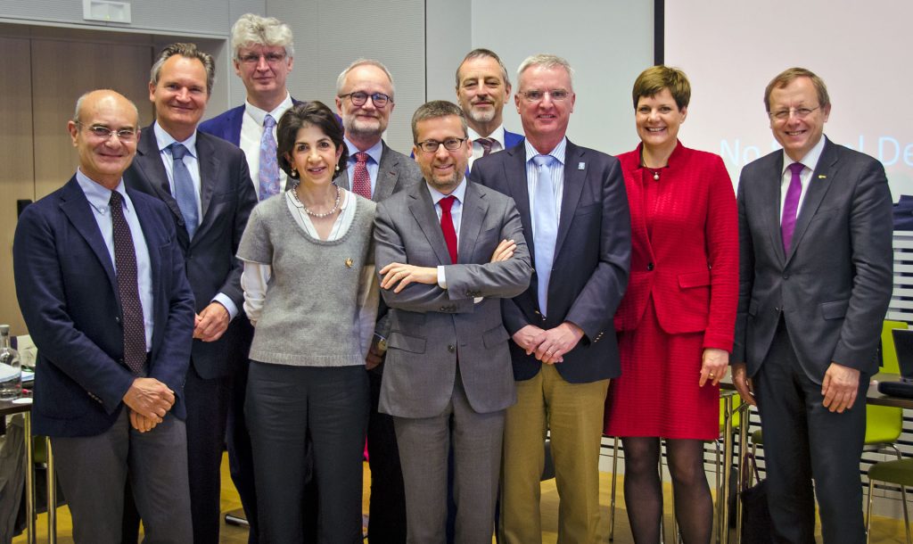 EIROforum Directors meet the European Commission in Brussels. From left to right: ESRF DG, Francesco Sette, DG Research and Innovation, EC, Robert-Jan Smits, ILL Director, Helmut Schober, CERN DG, Fabiola Gianotti, Chair of the European XFEL Management Board, Robert Feidenhans’l, Commissioner for Research and Innovation, Carlos Moedas, EUROfusion Programme Manager, Tony Donné, ESO DG and EIROforum Chair, Tim de Zeeuw, EMBL Director International Relations, Silke Schumacher and ESA DG, Jan Woerner. (Credit: Mark McCaughrean)