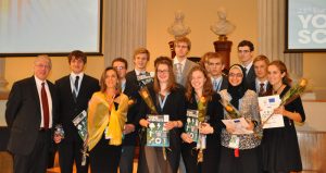 Claus Madsen from EIROforum and Maria Ana Viana-Baptista, head of the EUCYS jury 2011, with the EIROforum prize winners (Photo: Petra Nieckchen, EFDA-JET)