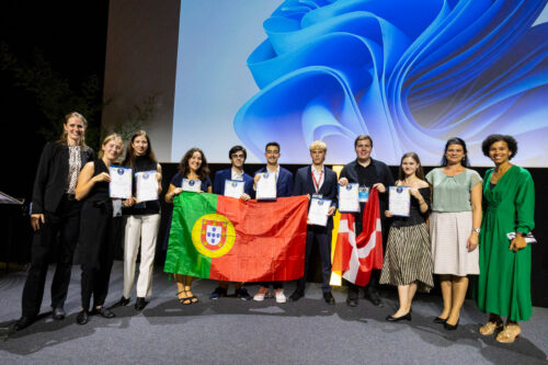 Some of the winners of the EIROforum Special Donated Prizes, with EIROforum Coordination Group Chair Friederike Itzen from EuXFEL (1st from left), President of the EUCYS jury Mariya Lyubenova from ESO (2nd from right) and EUCYS jury member Estelle Mossou from ESRF (1st from right). Copyright: European Commission, 2023